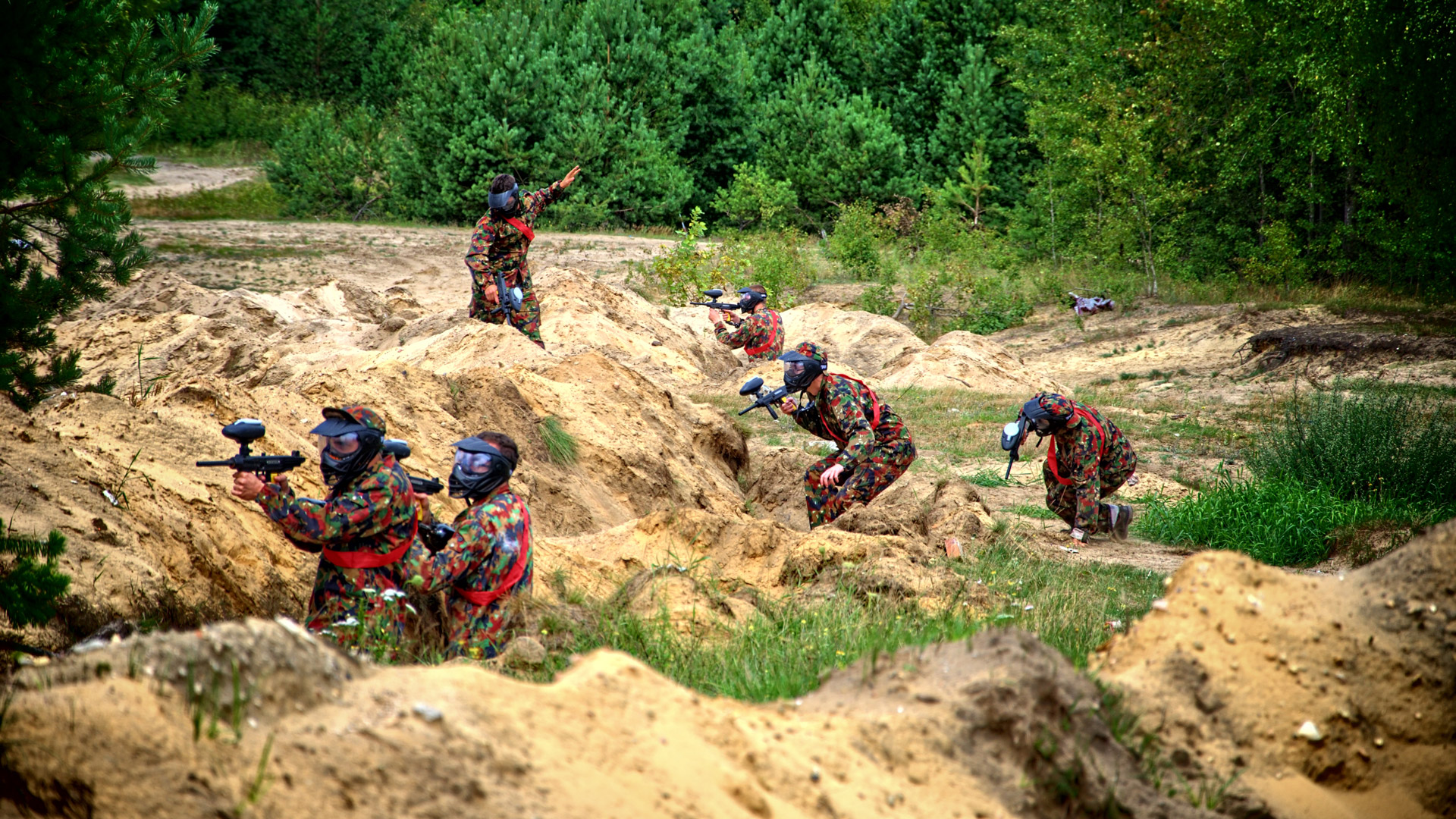 Paintball Borne Sulinowo to aktywność dostępna dla osób w różnym wieku i o zróżnicowanym poziomie doświadczenia.