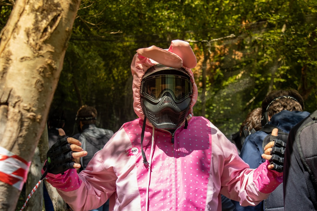 Leśny poligon Paintball Borne – idealne miejsce na bezpieczną i pełną adrenaliny grę w paintball.