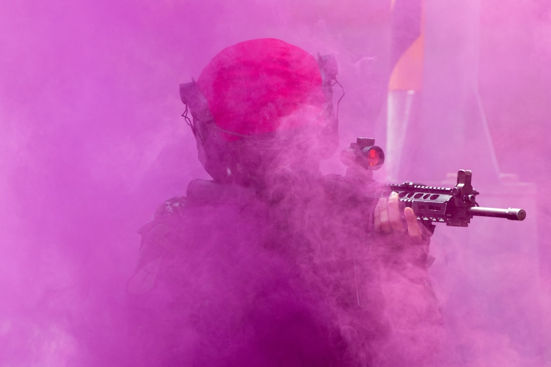 Uczestnicy wieczoru kawalerskiego w Bornem Sulinowie pozujący w strojach paintballowych.