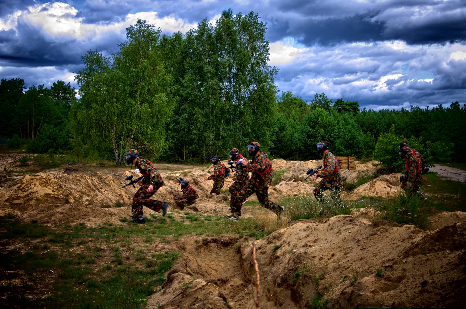 Niezależnie od wieku czy doświadczenia, Paintball Borne Sulinowo gwarantuje niezapomniane emocje i świetną zabawę.